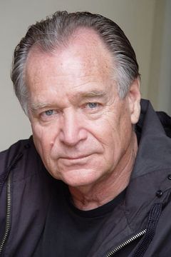 Newell Alexander interpreta Dr. Burke