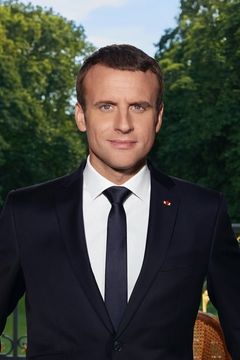 Emmanuel Macron interpreta Self (archive footage)