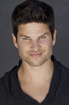 Daniel Booko interpreta Voice Cast