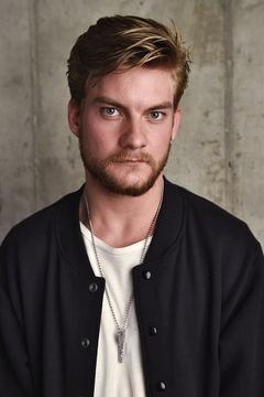 Jake Weary interpreta Deran Cody
