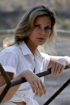 Rosemary Forsyth interpreta Ms. London