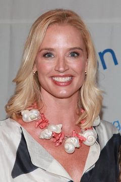 Laurie Dhue interpreta News Anchor #4