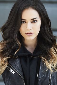 Nisa Gunduz interpreta Shania