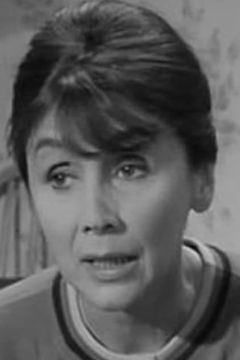 Marianne Stone interpreta Reporter