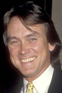 Kip Niven interpreta Walter Russell
