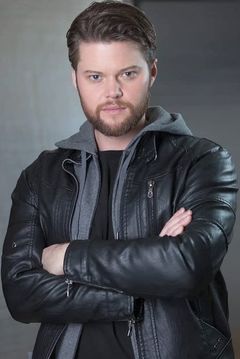 Bryan Forrest interpreta Popular Harvard Student (uncredited)