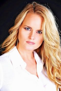 Deanna Meske interpreta Party Guest