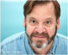 Scott Cordes interpreta Mr. Russo