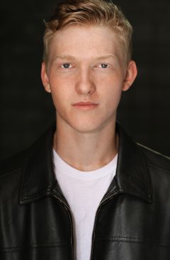 Iain Tucker interpreta Ahole Teenager