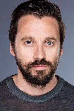 Richard Pyros interpreta Randall