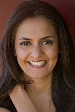 Gita Reddy interpreta Dr. Chandra