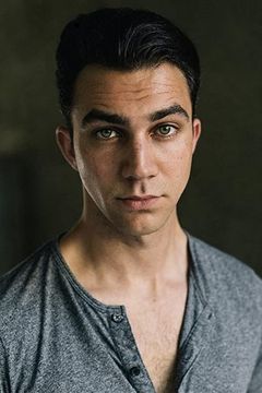 Luke Brandon Field interpreta Christoph