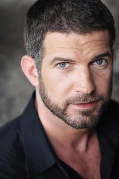 Simon Böer interpreta Simon Zander