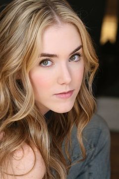 Spencer Locke interpreta Nora