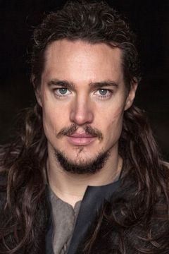 Alexander Dreymon interpreta Uhtred of Bebbanburg