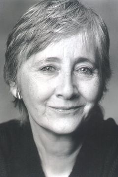 Gemma Jones interpreta Mrs. Pamela Jones