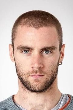 Aron Hegarty interpreta Officer