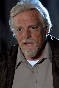 Gavan O'Herlihy interpreta Manny Fraker