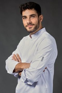 Rafael Kariotakis interpreta Theo