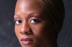 Sharon Warren interpreta Aretha Robinson