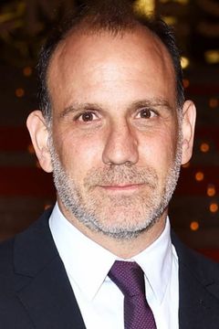 Nick Sandow interpreta Ed