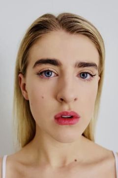 Ava Connolly interpreta Leah (voice)