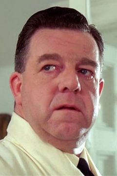 John Comer interpreta Policeman (uncredited)
