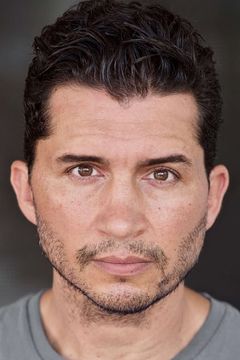 Joey Vieira interpreta Man in Parking Garage