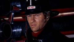 Will MacMillan interpreta Lt. Dobbs