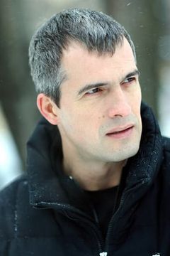 Vyacheslav Razbegaev interpreta Gen. Nikolay Dolgov