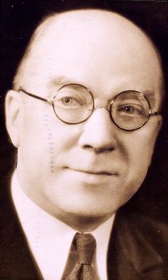 Edward Broadley interpreta Servant
