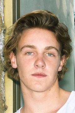 Cooper van Grootel interpreta Jesse (Young)