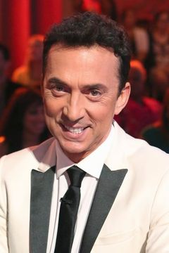 Bruno Tonioli interpreta Fashion Emcee