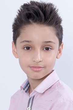 Adam Rauf interpreta Young Farrokh Bulsara