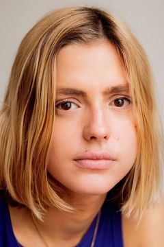 Emma Ravier interpreta Paula (20 years)