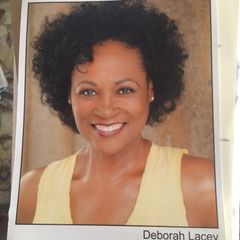 Deborah Lacey interpreta Gladys