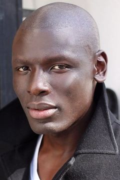 Robert Okumu interpreta Ta'unui Olo'eyktan