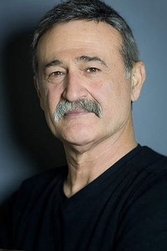 Müfit Kayacan interpreta Rıfat ilbey