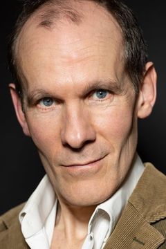 Simon Paisley Day interpreta Sir Cosmo Duff Gordon