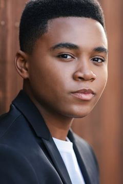 Chosen Jacobs interpreta Young Mike Hanlon