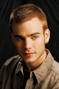 David Gallagher interpreta Mark