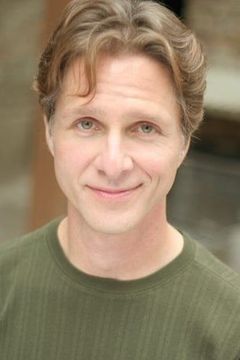 James Krag interpreta Rookie Agent Roger