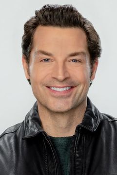 Brennan Elliott interpreta Viktor