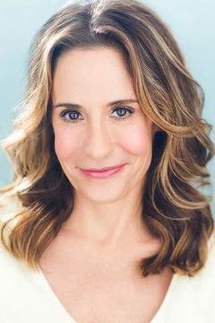 Elizabeth Greer interpreta Mom