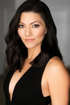Monica Young interpreta Dr. Goldman