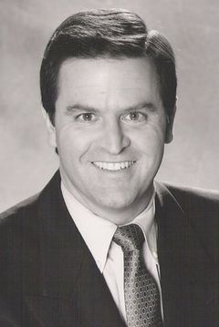 Richard Saxton interpreta Newscaster