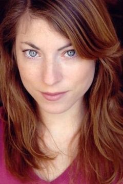 Phe Caplan interpreta Julie