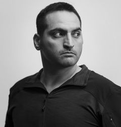 Omid Zader interpreta Sergei