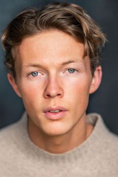 Finlay James interpreta Antonio