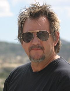 Stephen Bridgewater interpreta Wesley Cooke